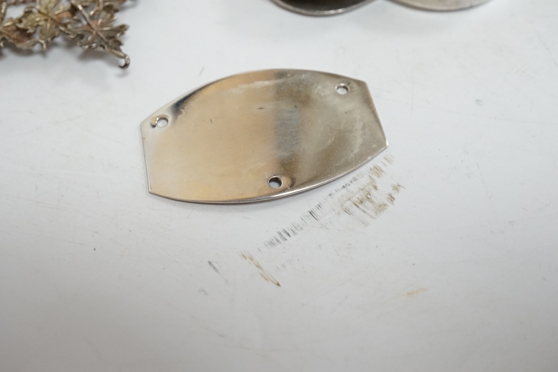 A small group of collectable silver including an Edwardian card case, a set of three modern silver wine labels with applied fruiting vine border, one a.f. London, 1975, a vesta case, travelling comb and folding eye glass